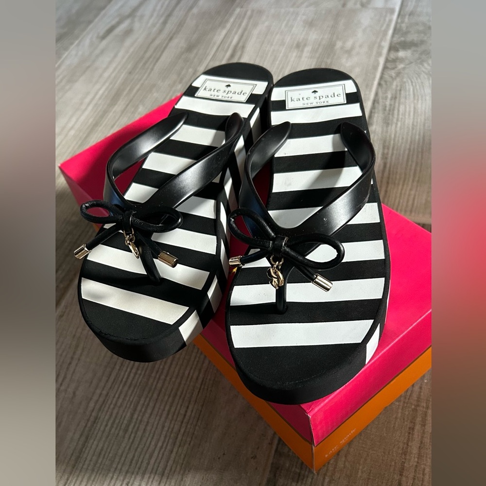 KATE SPADE RHETT PLATFORM WEDGE THONG FLIP FLOP WOMEN SIZE 7 BLACK WHITE STRIPE
